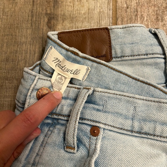 MADEWELL | Mid-Rise Classic Straight Jeans in Wellingford Wash - Picture 4 of 8